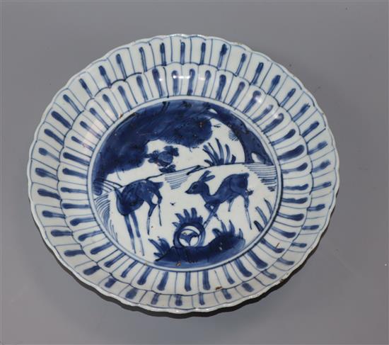 A Chinese blue and white deer dish, Wanli period, diameter 20cm